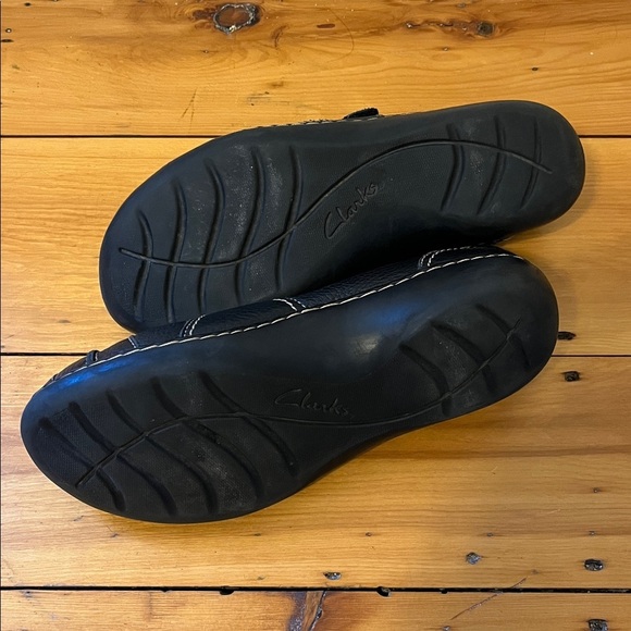 CLARKS Ashland Avenue Mary Jane Flats Shoes Black Leather Round Toe Velcro EUC - Picture 7 of 8